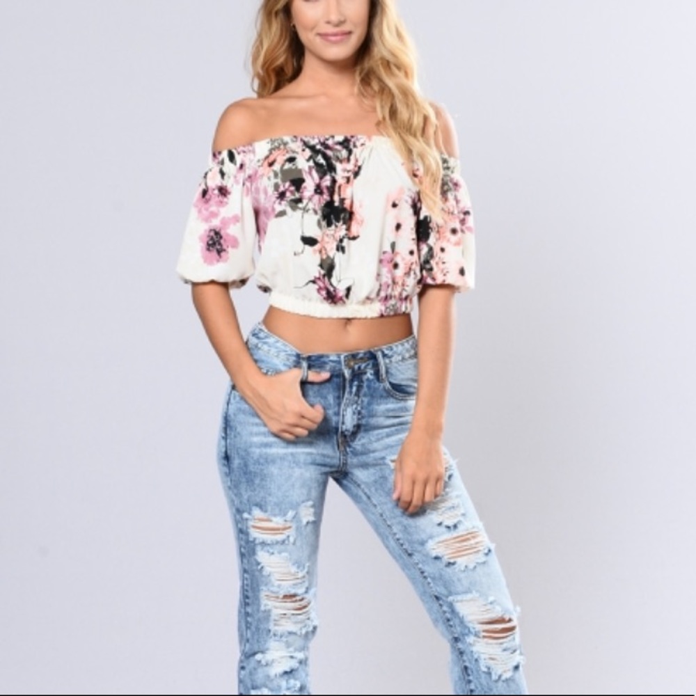 Off the shoulder floral crop top🌸